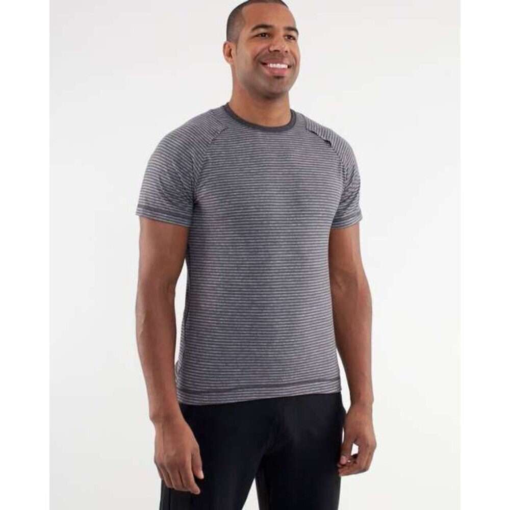 Lululemon Mens Metal Vent Tech Short Sleeve Shirt Gray/Black Ombre Stripe Lightw